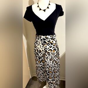 Forever 21 leopard print midi skirt
Size medium
